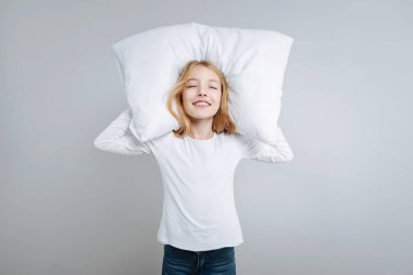 Çok mutlu sevimli kız holdign yastık