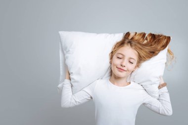 Çok mutlu sevimli kız uyku