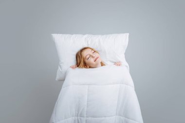 Tatlı küçük kız uyuyor.