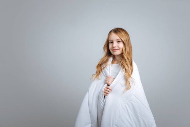 Şirin mutlu kız battaniye ile ayakta