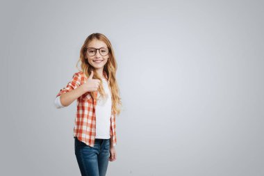 Neşeli küçük kız pozitif ifade.