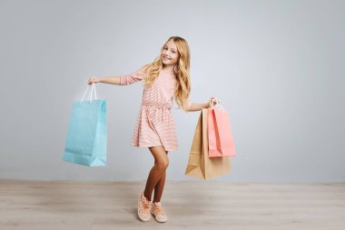 Shoppign torba tutarak memnun gülümseyen kız