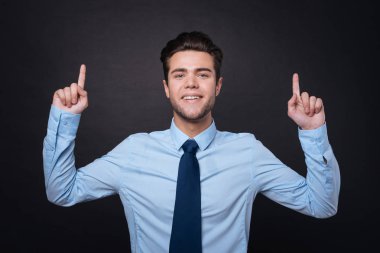 Neşeli yakışıklı amn yukarı dönük