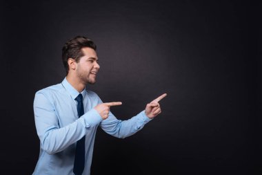 Neşeli işadamı bir kenara işaret.