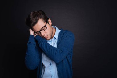 Uyku yorgun genç adam