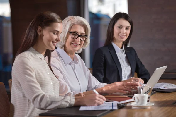 Mooie jonge vrouwelijke collega's en hun baas werken in office — Stockfoto