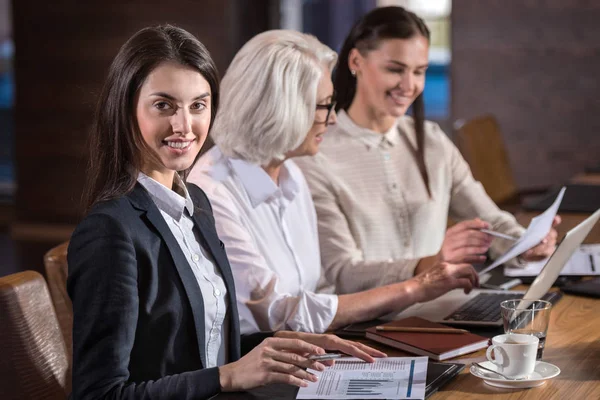 Vrouwelijke collega's en hun baas project samen doen — Stockfoto