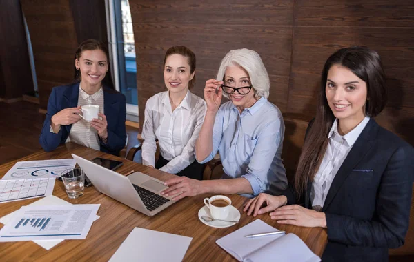 Blij dat collega's die zich voordeed na het werk — Stockfoto