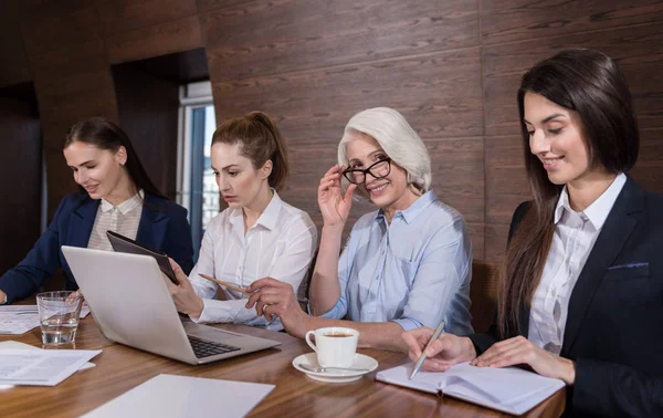 Vriendelijke collega's doen hun job op kantoor — Stockfoto