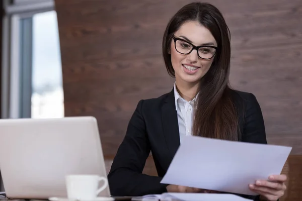 Beautiful woman in glasses working in an office — Stock Photo, Image