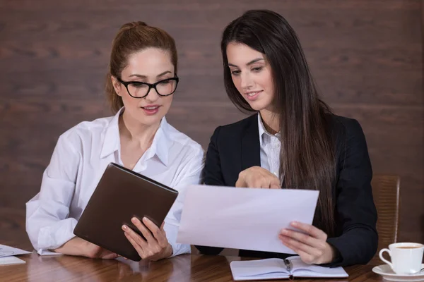 Vrouwelijke collega's bespreken komende project — Stockfoto