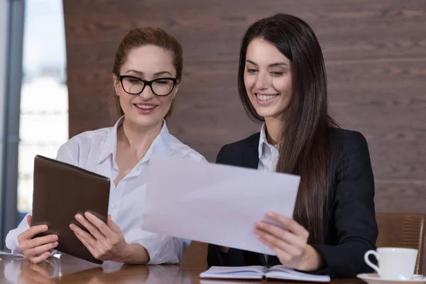 Smiling colleagues making decisions about project — Stock Photo, Image