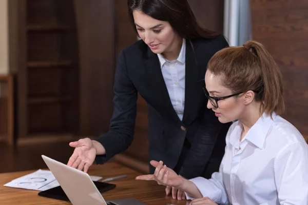 Junge Kollegen sprechen über Projekt bei der Arbeit — Stockfoto