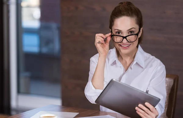 Radostné žena nosí brýle v kanceláři — Stock fotografie