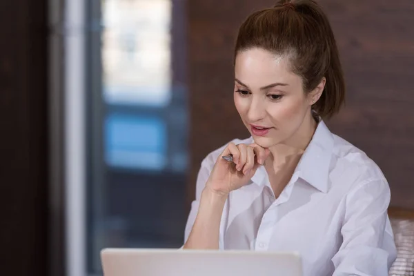 Pretty woman using laptop at workplace — Stock Photo, Image