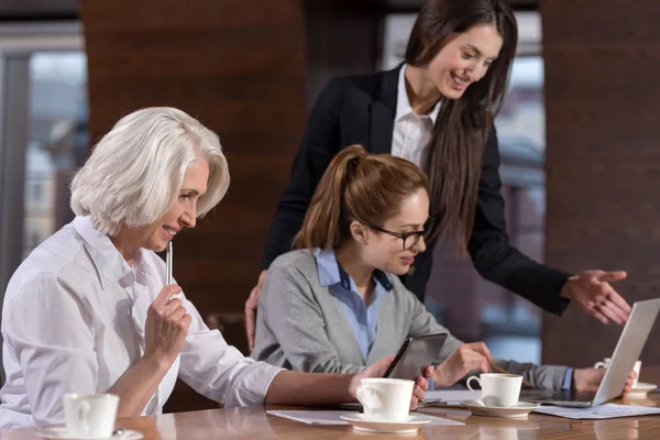 Vrouwelijke collega's werken aan hun project correct — Stockfoto