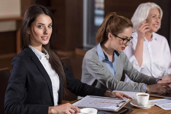 Vrouwelijke collega's hele dag doorbrengen in een kantoor — Stockfoto