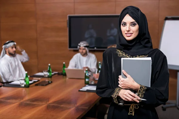 Mulher árabe bonita que participa na conferência — Fotografia de Stock