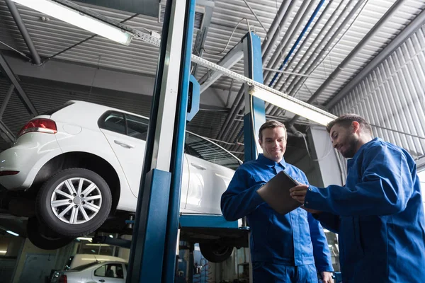 Mécanique positive travaillant dans le service automobile — Photo