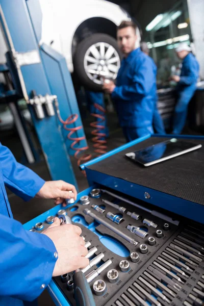 Mecánico profesional del coche usin herramientas — Foto de Stock