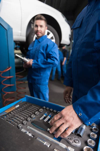 Profesional mecánico de automóviles elegir una herramienta —  Fotos de Stock