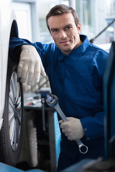 Volwassen ervaren auto monteur in dienst van de auto werken — Stockfoto