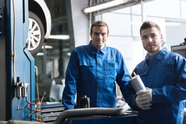 Mécanique professionnelle travaillant dans le service automobile — Photo