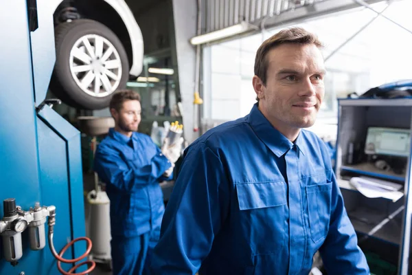 Positieve mechanica workign in auto-service — Stockfoto