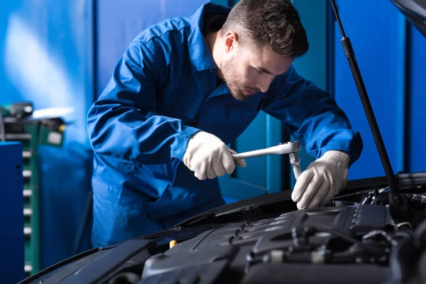 Mecánico concentrado reparación de coches —  Fotos de Stock