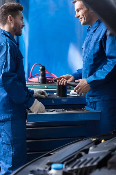 Mecânica positiva talkign no centro de atendimento de automóveis — Fotografia de Stock