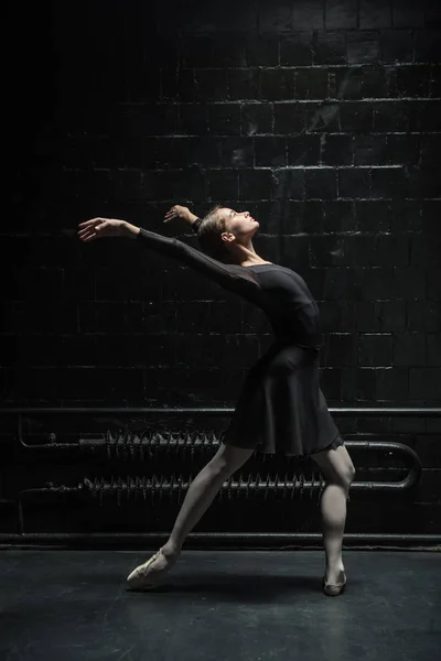Flexible Tänzerin dehnt sich im schwarzen Raum — Stockfoto