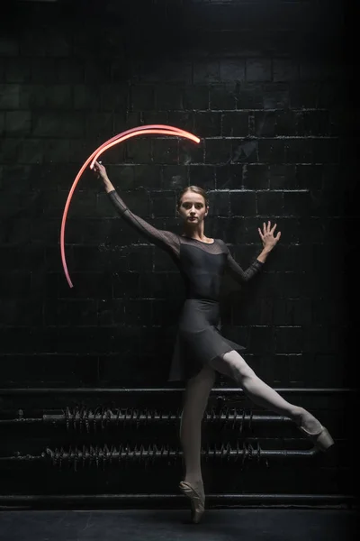 Entzückte Balletttänzerin zeigt ihre Anmut — Stockfoto
