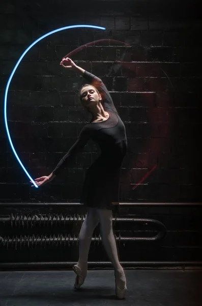 Entrenamiento de bailarina de ballet joven con una cinta de gimnasia colorida — Foto de Stock