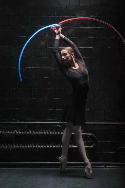 Bailarina de ballet involucrada actuando con una cinta de gimnasia colorida — Foto de Stock