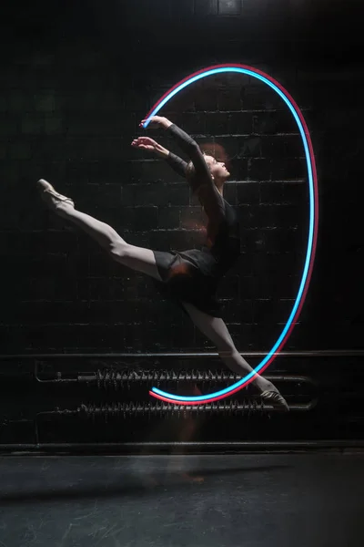 Bailarina de ballet encantada saltando con una cinta de gimnasia colorida — Foto de Stock