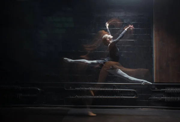 Young female gymnast showing her twine on the dark background — Stock Photo, Image