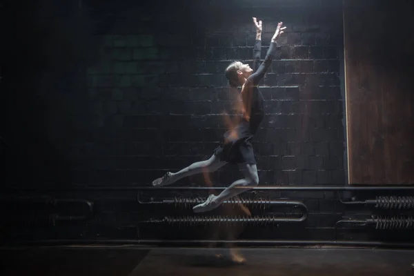 Bailarina de ballet inspirada saltando sobre el fondo oscuro — Foto de Stock