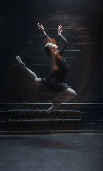 Inspirierte Tänzerin springt auf den dunklen Hintergrund — Stockfoto