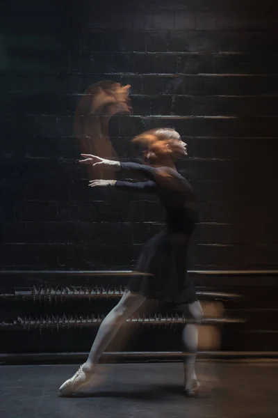 暗い背景にウォーミング アップ優雅なダンサー — ストック写真