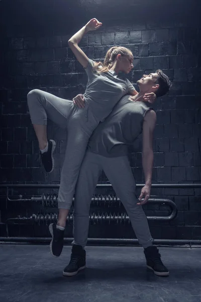 お互いの相互作用を実行する糸のダンサー — ストック写真