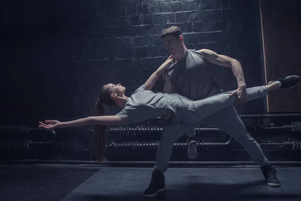 Jóvenes bailarines concentrados actuando juntos — Foto de Stock