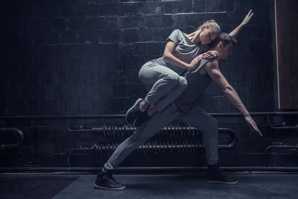 Joven bailarina acostada en la espalda de otro atleta —  Fotos de Stock