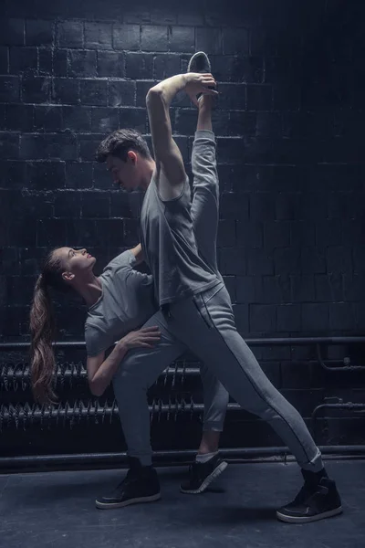 ひもを作る柔軟なダンサー — ストック写真