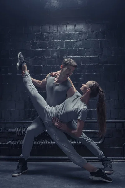 彼女の柔軟性を示す才能のある若いダンサー — ストック写真