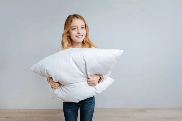 Menina alegre segurando travesseiro — Fotografia de Stock