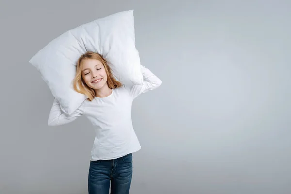 Sorridente ragazza carina tenendo cuscino — Foto Stock
