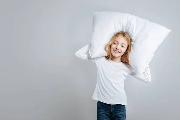 Menina positiva fingindo dormir — Fotografia de Stock