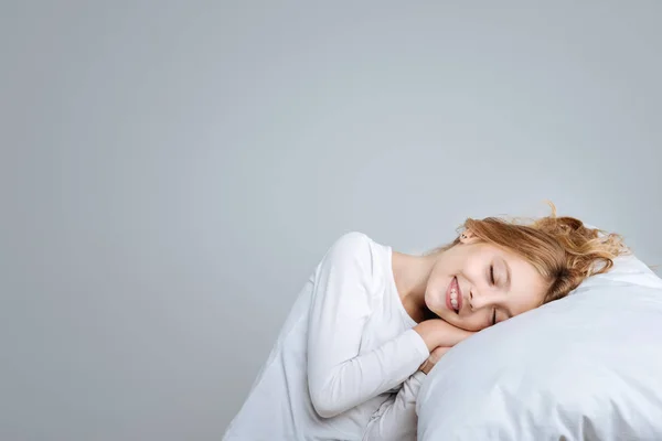 Encantado bonito menina fingindo para dormir — Fotografia de Stock