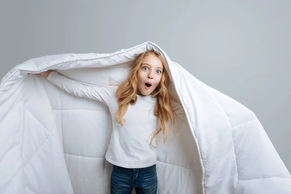 Emosional gadis kecil bersenang-senang — Stok Foto