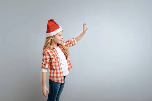 Menina positiva segurando o sino — Fotografia de Stock